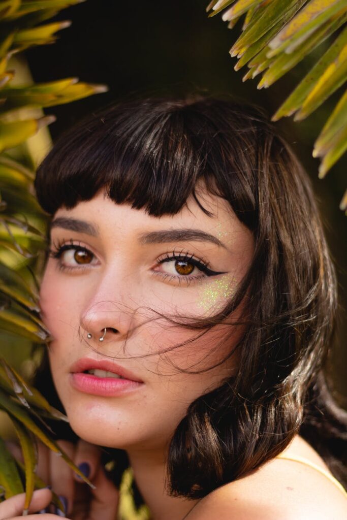 how to use gel eyeliner woman Winged Eye Liner standing beside palm tree