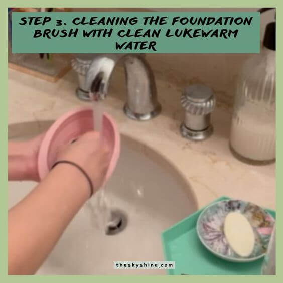 How to make a clean foundation brush? Step 3. Cleaning the Foundation Brush with clean lukewarm water Most importantly, then remove the remaining foam and foundation from the lukewarm water again. The important point here is that if the foundation remains on the brush, you should cleanse it again. 