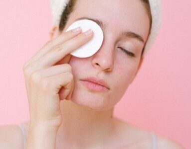 How to remove eye makeup without causing wrinkles