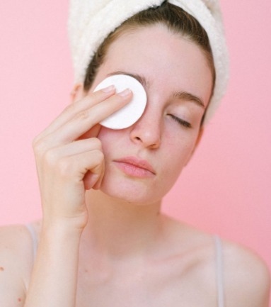 How to remove eye makeup without causing wrinkles