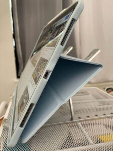 The best 3 iPad, laptop stand  2021 The best 3 iPad, laptop stand  2021 3. Laptop And iPad Holder On Bed it's light (weight 245g, 0.54 pounds) and small, so you can carry it in your bag, and it's good to use outside with laptop. 