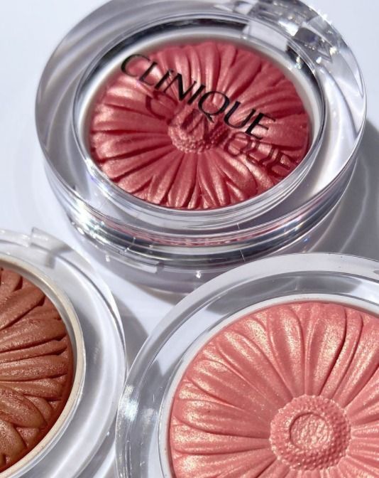 9 Trends Natural skin expression Fall Winter 2021 5. Sculpting glow blush  I introduce powder form of blush that are baked with natural color and glowing skin expression.  Clinique Cheek Pop is a product made by baking, so it is a hard product that does not break easily. 