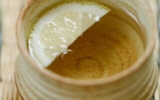 How to Reduce Facial Puffiness: green tea + sugar + lemon