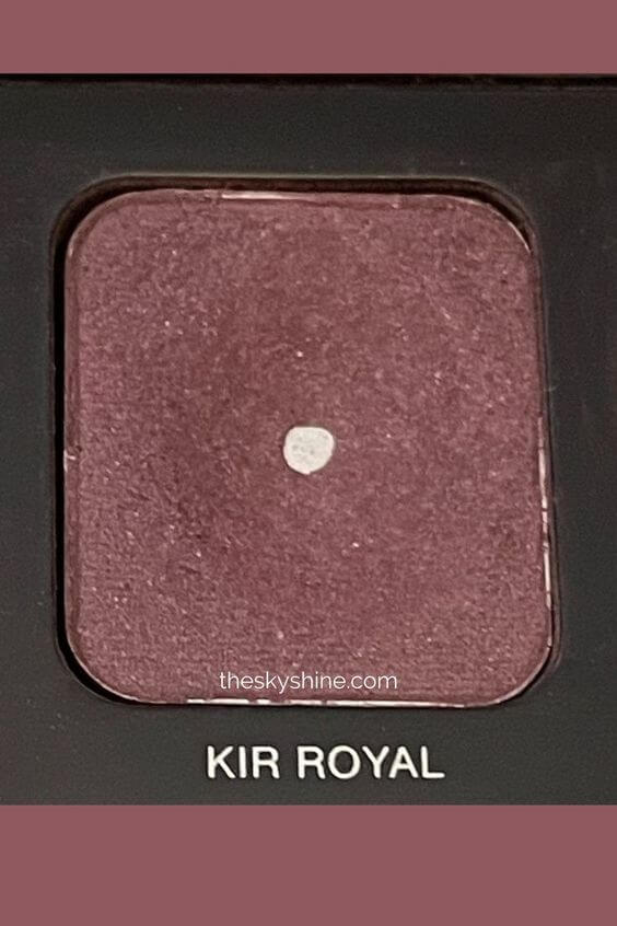 Eyeshadow: Laura Mercier kir roeal ReviewLaura Mercier Kir Royal is a deep aubergine satin finish. In detail, aubergine is a dark purple or brownish-purple color of a dark, burgundy brown with a satin finish and warm undertones. The particles are very smooth and do not get stuck in wrinkles around the eyes and can be applied in medium or dark shades. And the image given by the color presents a sophisticated look.