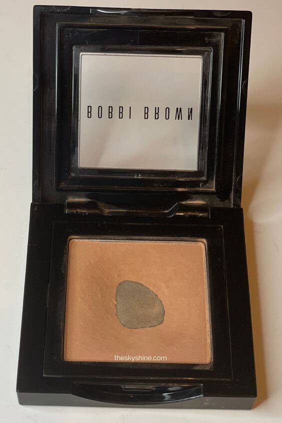 Bobbi brown Eye shadow Toast Review it applies smoothly and blends easily, and the color is good without eyeshadow primer and lasts for a long time. It is one of the brown eye shadow that goes well with all skin tones and all eye shapes.