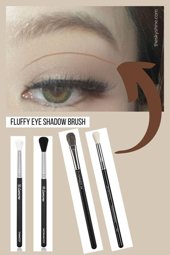 Eyeshadow: Laura Mercier Bamboo Review, Eye Makeup Brush Tip, After applying the base eyeshadow to the eyelid, the color can clump together to form a boundary. In particular, the round part unde eyebrow in the picture above may look awkward because the color is dark. 
