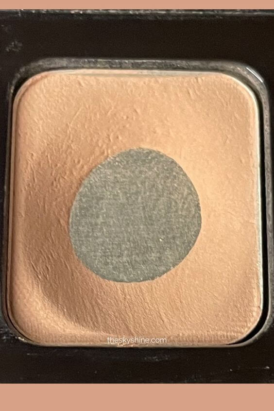 Eyeshadow: Laura Mercier Ginger Review Laura Mercier Ginger is a luxurious and natural color. It goes well with all skin tones, and especially when your skin is fair, light, medium tone, you can do natural and luxurious eye makeup. 