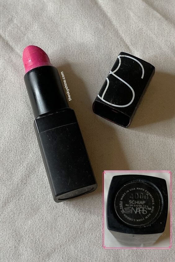 Nars Schiap Lipstick Review Nars lipstick SCHIAP is hot pink. It's a color that goes well with all skin tones. Depending on how you use it, you can apply it all over your lips to create a tint-like or Bold makeup look.