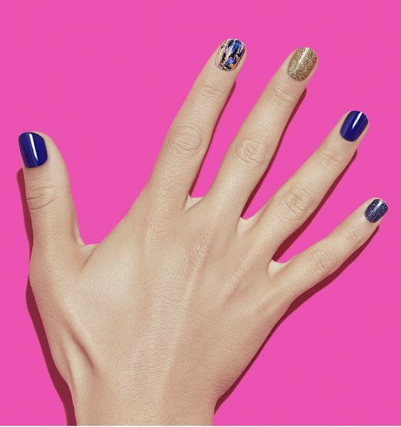 11 Blue Short Nail Designs: Fake Nails & Nail Strips 2. Gel Nail Strips
Dashing Diva Gloss Nail Strips - Blue Vixon Dashing Diva Gloss Nail Strips (dark blue and gold) complete luxury gloss nails quickly. Also, this is no need to dry time.