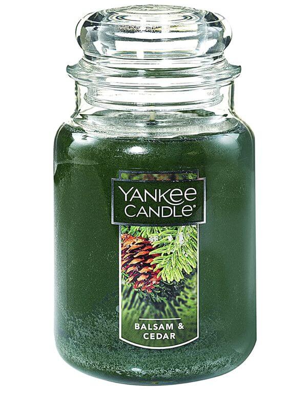 5 Best Scented Christmas Candles for a Cozy Holiday 2. Cozy and Refreshing Scents: Balsam & Cedar
Yankee Candle Balsam & Cedar Review: For a cozy and welcoming atmosphere
Yankee Candle Balsam & Cedar Scented