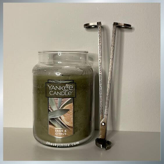 Yankee Candle Long Wick Trimmer Review: The Essential Tool for Candle Lovers 1. Design
This is a sleek and stylish tool that's designed to help you trim your candle wicks to the optimal length for a clean and even burn