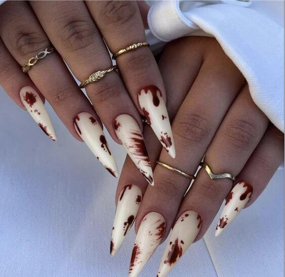 7 Best Halloween Blood Nails 1. Press On Nails Vampire Fangs 
VOTACOS Halloween Press on Nails Long Stiletto Fake Nails  are perfect for creating a blood-splattered design. These creepy nails set a dark mood for vampire, ghost bride, and zombie Halloween looks.