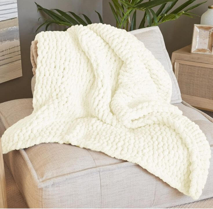 The 3 Timeless Colors Transforming Home Decor for Autumn and Winter 1. Cream White
Embody the cozy feel of autumn with warm cream white hues. Adorn your sofa or bed with a soft, chunky knit blanket throw in this color.
BIRCHIO Cream White Extra Soft Chunky Knit Blanket Throw