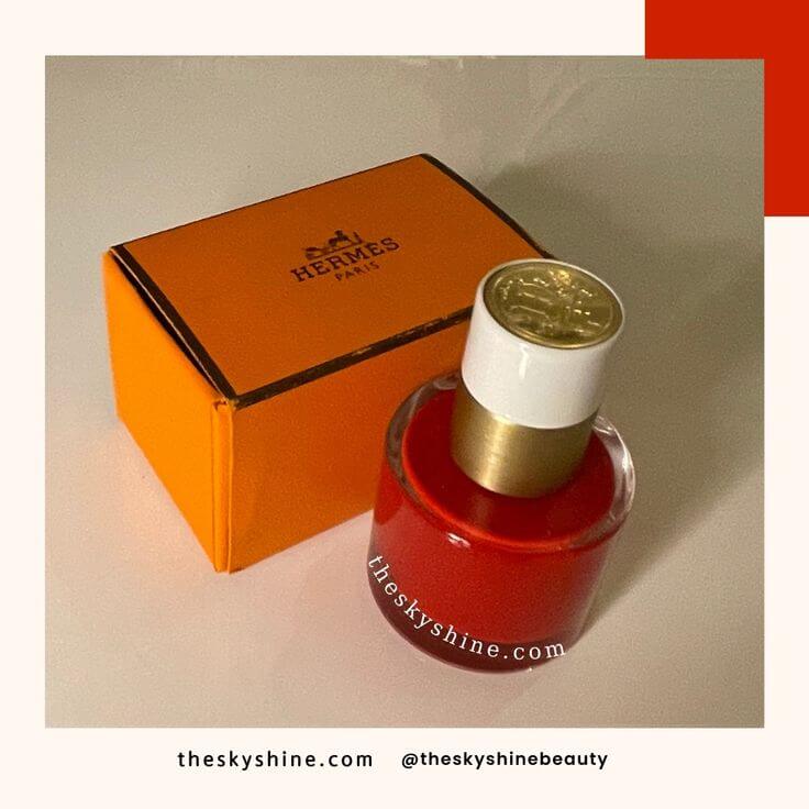 A Review of HERMÈS Nail Enamel 64 Rouge Casaque: A Love Affair with Red HERMÈS Les Mains Hermès Nail Enamel 64 Rouge Casaque is a charming and overflowing red color that can showcase beautiful nails anywhere just by looking at it. 