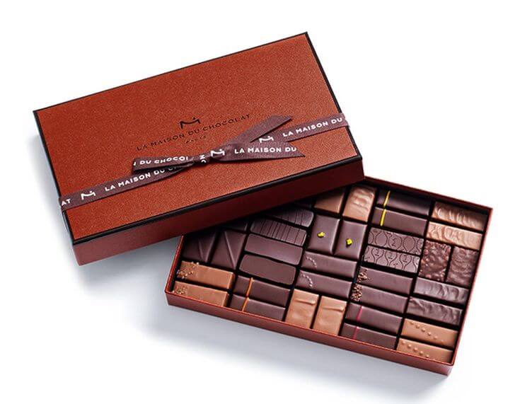 The 5 Best Luxury Chocolates for Your Valentine’s Day 1. La Maison Du Chocolat - Coffret Maison  This is an iconic chocolate collection known for its unique flavors, including ganaches and pralinés in both dark and milk chocolate. 
La Maison Du Chocolat Coffret Maison Dark and Milk Chocolate 40 pieces