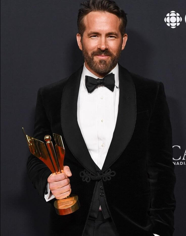 Top 6 Celebrity Beard Grooming Style for Men 4. Ryan Reynolds' Trimmed Perfection Ryan Reynolds opts for a neatly trimmed beard that defines his jawline, lending him a distinguished look.
Ryan Reynolds