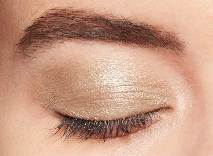 Glowing Elegance: The Best Champagne Eyeshadows for Fair Skin 5.  Moonstone A luxurious look for those seeking sophisticated shine. 'Moonstone' is an excellent choice, imparting a soft, shimmery glow to your fair skin, suitable for both daily and evening makeup.
Bobbi Brown luxe eye shadow Moonstone