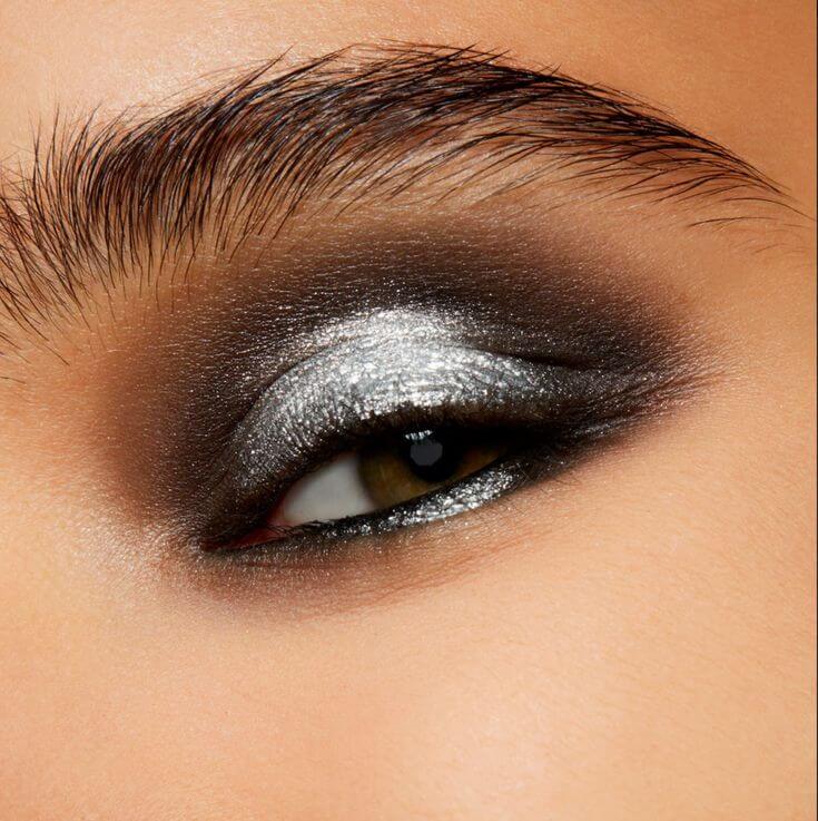 Silver Stunners: MAC’s Must-Have Silver Eyeshadows 3. Mac Dazzleshadow Extreme in Discotheque  A bright silver with a sparkling finish for a more dazzling and dramatic effect. 
Mac Dazzleshadow Extreme in Discotheque 