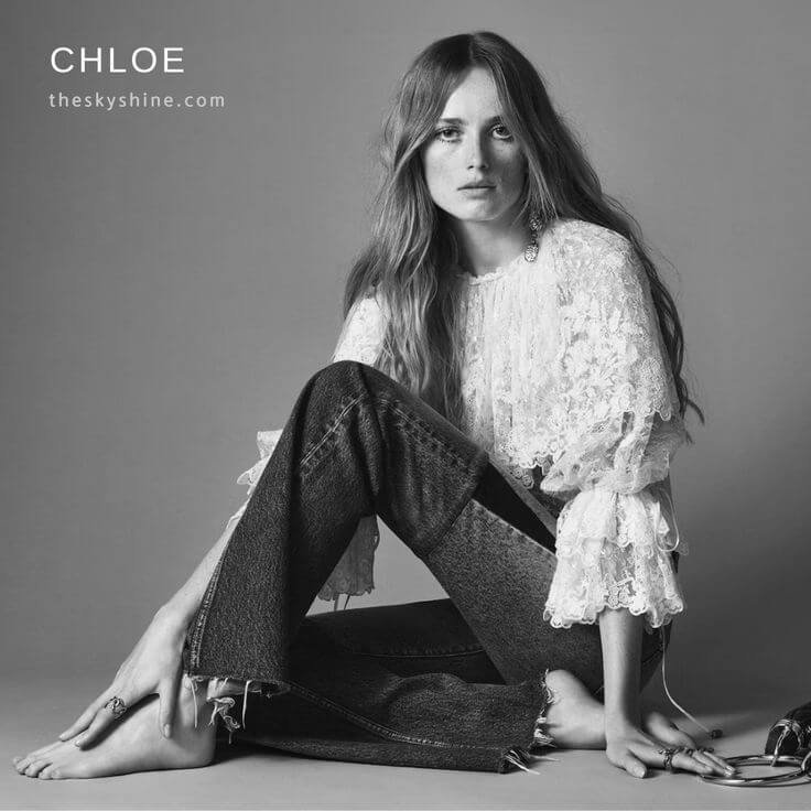 Modern Elegance: Chloé Fall 2024 Ready-to-Wear Collection 1. Lace top A white lace top, a must-have in your fall wardrobe, is a timeless design. Its flowing, classic, and modern style allows you to create both a casual and poetic look at the same time.
Chloe fall winter 2024 ready to wear