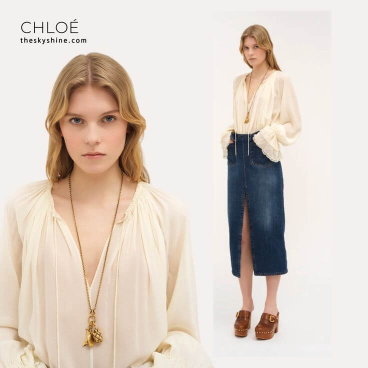 Timeless Elegance: Chloé’s Fall/Winter White Tops 2. GATHERED V-NECK TOP IN SILK GEORGETTE The Gathered V-Neck Top in Silk Georgette brings a modern twist to classic sophistication.
GATHERED V-NECK TOP IN SILK GEORGETTE